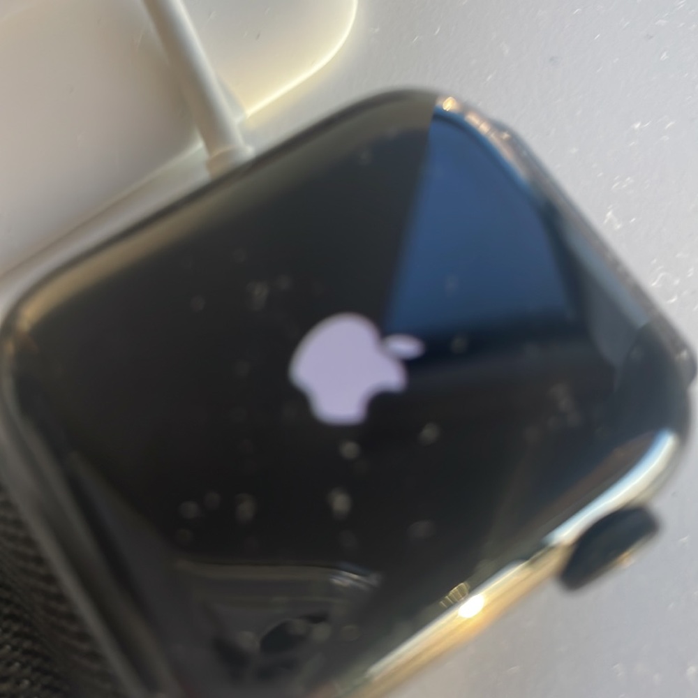 APPLE WATCH // SERIES 6 // 40MM // WR 50M / LTE // TITANIUM & CERAMIC// GPS - Picture 2 of 4